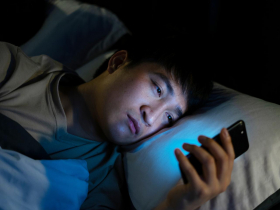 天冷躲被窩滑手機超傷身！「亮著螢幕入睡」讓糖尿病風險飆67％…醫師揭4招修復生理時鐘、救回代謝